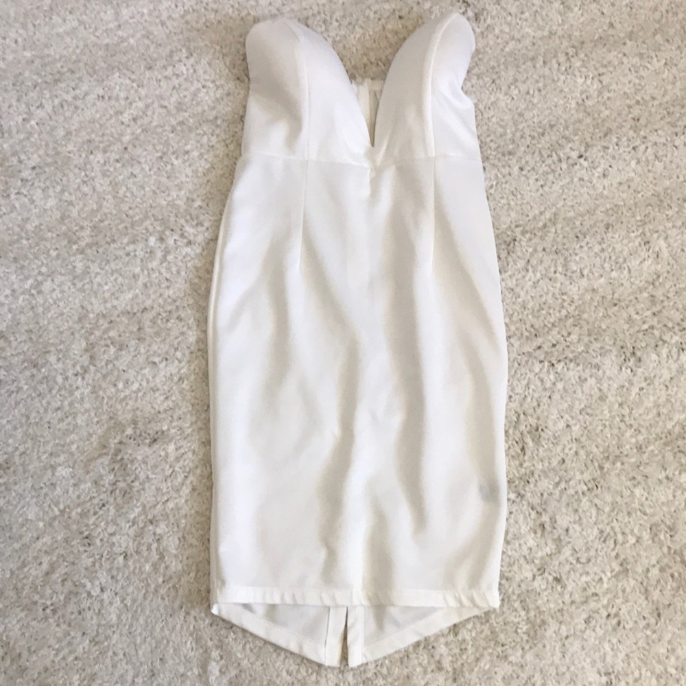 White strapless v-cut dress